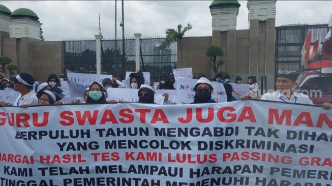 Air Mata dan Doa Guru Swasta di Depan Gedung DPR: Kami Hanya Ingin Kepastian!