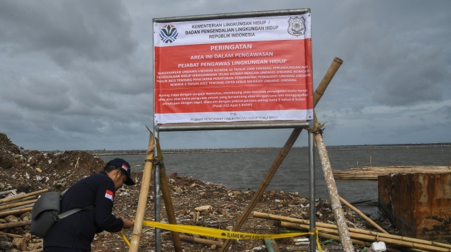 Petugas Direktorat Pengaduan Pengawasan dan Sanksi Administrasi Lingkungan Hidup dan Kehutanan (PPSA LHK) Kementerian Lingkungan Hidup memasang garis larangan melintas di area proyek pagar laut yang disegel di Pesisir Tarumajaya, Desa Segarajaya, Kabupaten Bekasi, Jawa Barat, Kamis (30/1/2025). [ANTARA FOTO/Fakhri Hermansyah/nym]