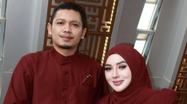 Shella Saukia dan sang suami, Achmad Fitra Budiman. (Instagram/shellasaukiaofficial)