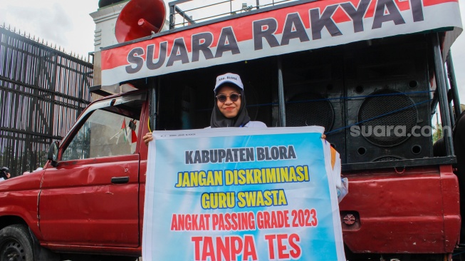 Massa aksi dari Forum Guru Swasta Nasional Passing Grade Tahun 2023 menggelar aksi demonstrasi di depan Gedung DPR, Jakarta, Kamis (30/1/2025). [Suara.com/Alfian Winanto]