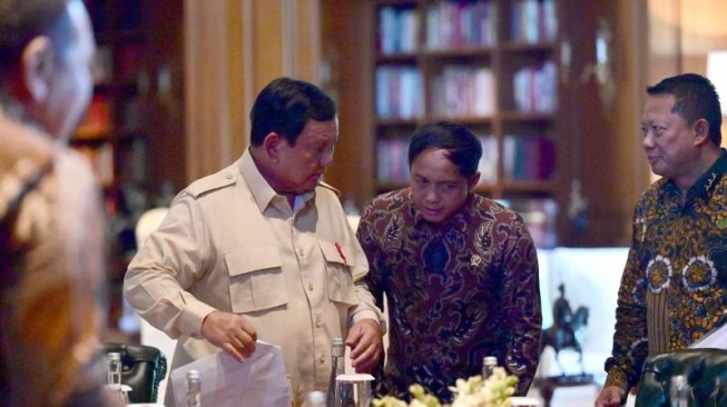 Presiden RI Prabowo Subianto mengeluarkan sejumlah kebijakan dalam rapat terbatas (ratas) yang digelar di kediaman pribadinya, Hambalang, Bogor, Jawa Barat, Jumat (31/1/2025). (Foto dokumen: Biro Pers)