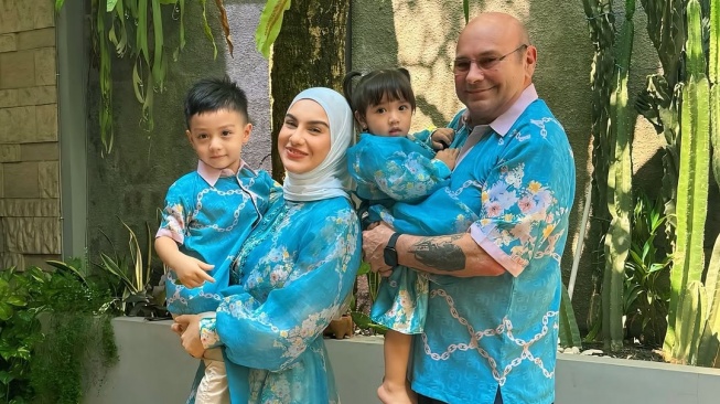 Irish Bella bagikan foto bareng mendiang ayahnya (Instagram)