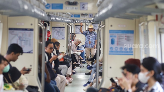 Sejumlah penumpang menaiki rangkaian kereta Lintas Raya Terpadu (LRT) Jabodebek di Stasiun LRT Setiabudi, Jakarta, Jumat (31/1/2025). [Suara.com/Alfian Winanto]