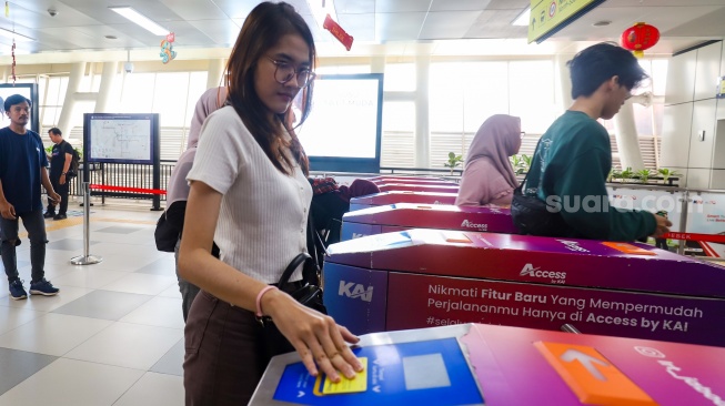 Sejumlah penumpang menaiki rangkaian kereta Lintas Raya Terpadu (LRT) Jabodebek di Stasiun LRT Setiabudi, Jakarta, Jumat (31/1/2025). [Suara.com/Alfian Winanto]