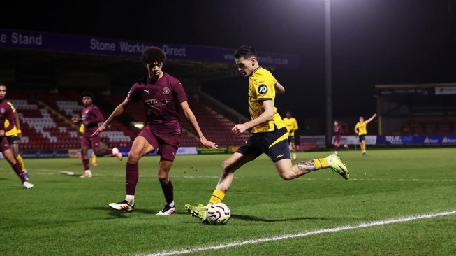 Bek Timnas Indonesia, Justin Hubner saat membela Wolves U-21. [Dok. Ig/@justinhubner5]