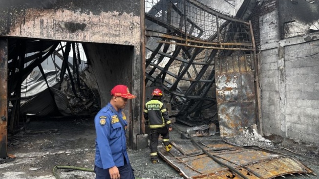 Setelah Berjuang 13 Jam, Petugas Damkar Berhasil Padamkan Api yang Membakar Tiga Pabrik Tekstil di Bandung