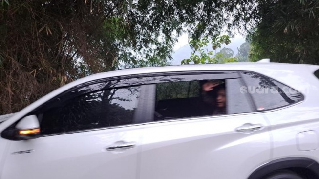 Menteri Kehutanan Raja Juli Antoni saat meninggalkan Hambalang dengan menaik mobil berpelat RI 28. (Suara.com/Novian)