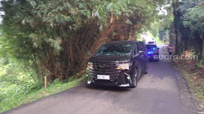 Rombongan menteri usai menghadap Presiden Prabowo Subianto di Hambalang, Bogor. (Suara.com/Novian)