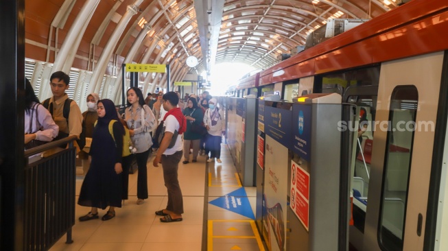 Sejumlah penumpang menaiki rangkaian kereta Lintas Raya Terpadu (LRT) Jabodebek di Stasiun LRT Setiabudi, Jakarta, Jumat (31/1/2025). [Suara.com/Alfian Winanto]