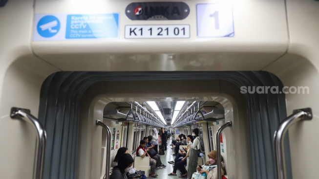 Sejumlah penumpang menaiki rangkaian kereta Lintas Raya Terpadu (LRT) Jabodebek di Stasiun LRT Setiabudi, Jakarta, Jumat (31/1/2025). [Suara.com/Alfian Winanto]