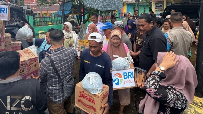 Tanggap Banjir Sungai Tabuk: BRI Peduli Gerak Cepat Bantu Warga Terdampak