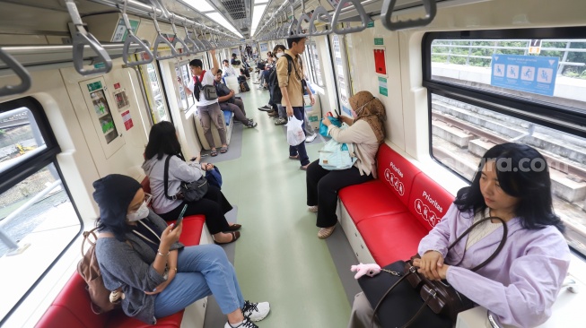 Sejumlah penumpang menaiki rangkaian kereta Lintas Raya Terpadu (LRT) Jabodebek di Stasiun LRT Setiabudi, Jakarta, Jumat (31/1/2025). [Suara.com/Alfian Winanto]