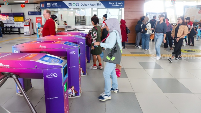 Sejumlah penumpang menaiki rangkaian kereta Lintas Raya Terpadu (LRT) Jabodebek di Stasiun LRT Setiabudi, Jakarta, Jumat (31/1/2025). [Suara.com/Alfian Winanto]