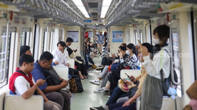 Sejumlah penumpang menaiki rangkaian kereta Lintas Raya Terpadu (LRT) Jabodebek di Stasiun LRT Setiabudi, Jakarta, Jumat (31/1/2025). [Suara.com/Alfian Winanto]