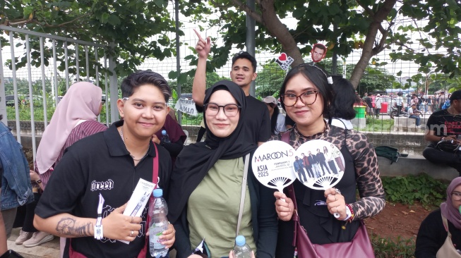 Ngefans Berat, 3 Penonton Ini Jauh-Jauh dari Makassar Nonton Maroon 5 di Jakarta