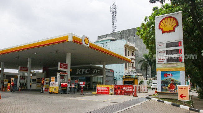 Suasana di SPBU Shell Mampang Prapatan, Jakarta, Sabtu (1/2/2025). [Suara.com/Alfian Winanto]