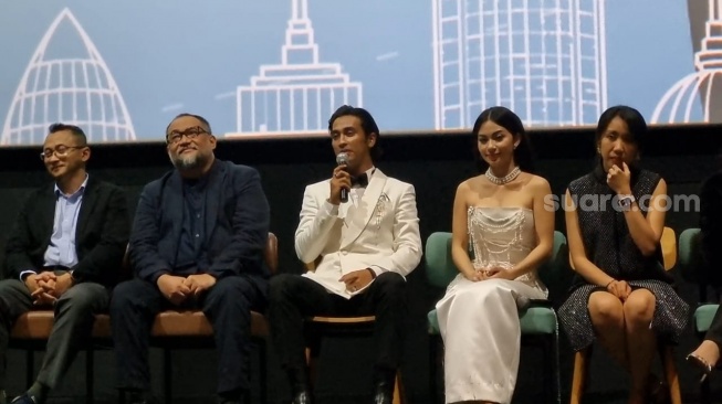 Abidzar Al Ghifari dan para pemain A Business Proposal dalam sesi gala premiere di CGV Grand Indonesia, Jakarta, Jumat (31/1/2025) [Suara.com/Adiyoga Priyambodo]