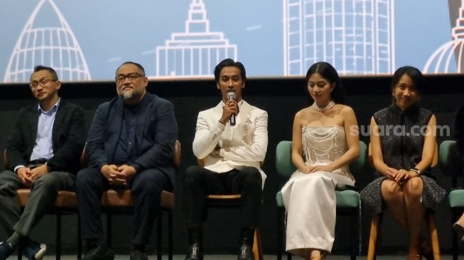 Abidzar Al Ghifari dan para pemain A Business Proposal dalam sesi gala premiere di CGV Grand Indonesia, Jakarta, Jumat (31/1/2025) [Suara.com/Adiyoga Priyambodo]