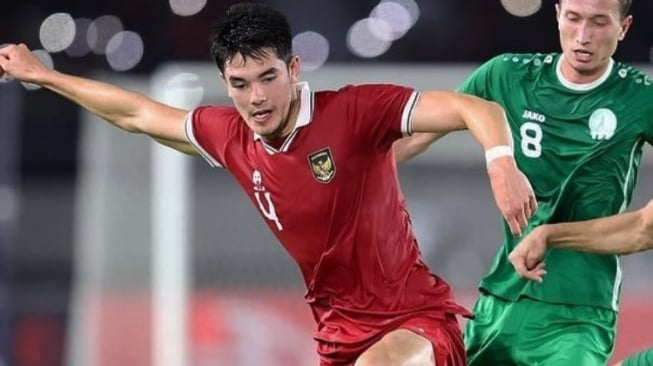 Elkan Baggott pun kemudian diturunkan oleh Shin Tae-yong saat melawan Malaysia di Stadion Nasional, Singapura. (IG Elkan Baggott)