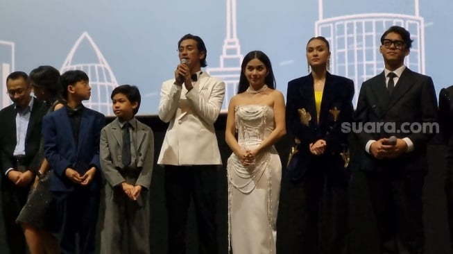 Abidzar Al Ghifari dan para pemain A Business Proposal dalam sesi gala premiere di CGV Grand Indonesia, Jakarta, Jumat (31/1/2025) [Suara.com/Adiyoga Priyambodo]