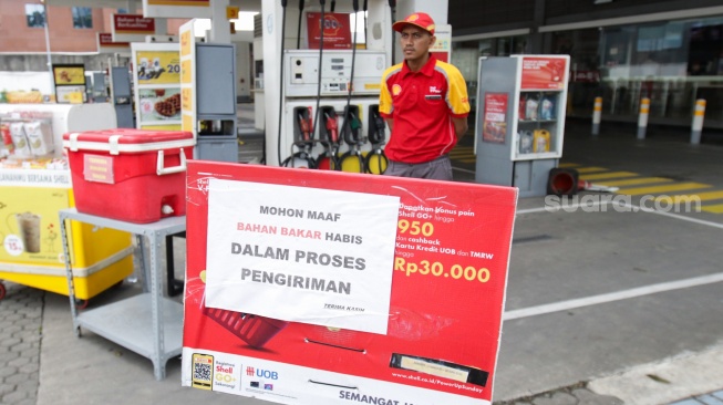 Papan informasi untuk konsumen terpasang di SPBU Shell Mampang Prapatan, Jakarta, Sabtu (1/2/2025). [Suara.com/Alfian Winanto]