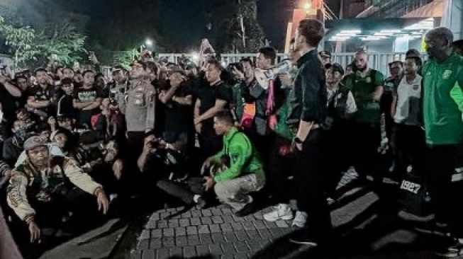 Persebaya Melempem Terus, Bonek Cegat Pemain di Pintu Keluar Bus