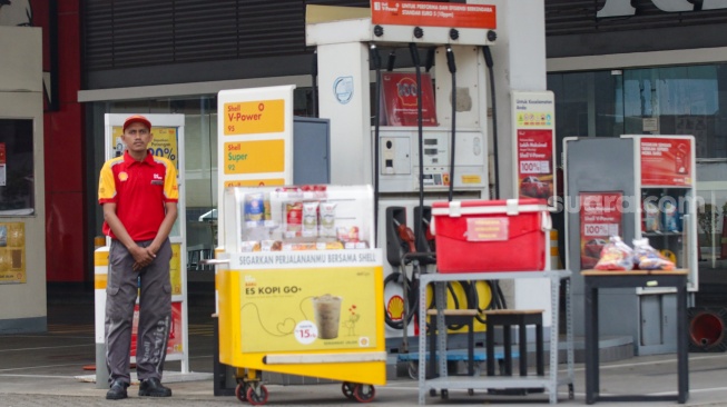 Petugas berjaga di SPBU Shell Mampang Prapatan, Jakarta, Sabtu (1/2/2025). [Suara.com/Alfian Winanto]