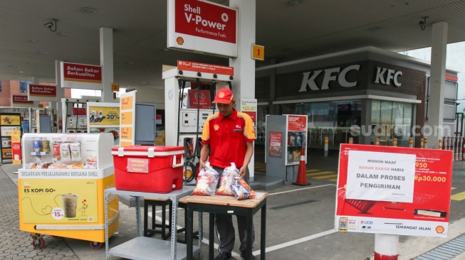 Petugas menjaga stan makanan di SPBU Shell Mampang Prapatan, Jakarta, Sabtu (1/2/2025). [Suara.com/Alfian Winanto]