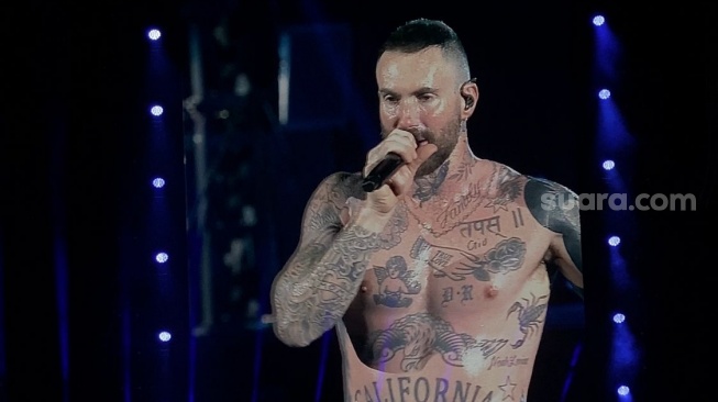 Adam Levine telanjang dada di konser Maroon 5 di Jakarta International Stadium (JIS), Jakarta Utara, Sabtu (1/2/2025). [Suara.com/Tiara Rosana]