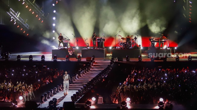 Grup Band asal Amerika Serikat, Maroon 5 beraksi di atas panggung saat menggelar konser bertajuk "MAROON 5 ASIA 2025" di Jakarta International Stadium (JIS), Jakarta, Sabtu (1/2/2025). [Suara.com/Alfian Winanto]