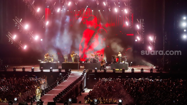 Grup Band asal Amerika Serikat, Maroon 5 beraksi di atas panggung saat menggelar konser bertajuk "MAROON 5 ASIA 2025" di Jakarta International Stadium (JIS), Jakarta, Sabtu (1/2/2025). [Suara.com/Alfian Winanto]