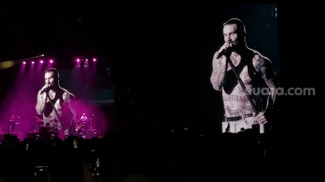 Adam Levine telanjang dada di konser Maroon 5 di Jakarta International Stadium (JIS), Jakarta Utara, Sabtu (1/2/2025). [Suara.com/Tiara Rosana]