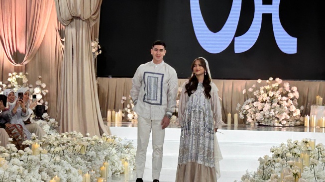 Momen Syifa Hadju, El Rumi, Fujianti Utami dan Verrell Bramasta jadi muse di runway Vanilla Rendezvous 2025: Camellia di Jakarta Selatan, Kamis (30/1/2025) (Suara.com/Dini Afrianto Efendi)