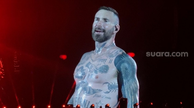 Belum Pernah Terjadi, Adam Levine Minta Dipeluk Penonton di Konser Maroon 5 Jakarta