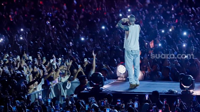 Grup Band asal Amerika Serikat, Maroon 5 beraksi di atas panggung saat menggelar konser bertajuk "MAROON 5 ASIA 2025" di Jakarta International Stadium (JIS), Jakarta, Sabtu (1/2/2025). [Suara.com/Alfian Winanto]