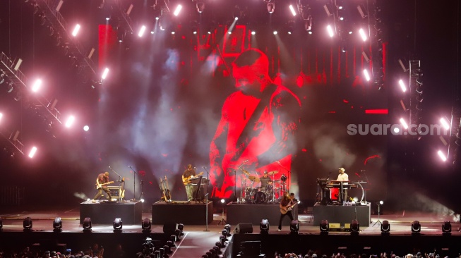 Grup Band asal Amerika Serikat, Maroon 5 beraksi di atas panggung saat menggelar konser bertajuk "MAROON 5 ASIA 2025" di Jakarta International Stadium (JIS), Jakarta, Sabtu (1/2/2025). [Suara.com/Alfian Winanto]