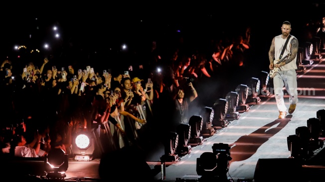 Grup Band asal Amerika Serikat, Maroon 5 beraksi di atas panggung saat menggelar konser bertajuk "MAROON 5 ASIA 2025" di Jakarta International Stadium (JIS), Jakarta, Sabtu (1/2/2025). [Suara.com/Alfian Winanto]