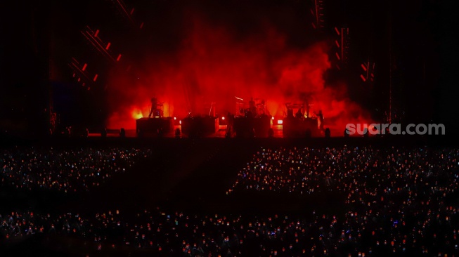 Grup Band asal Amerika Serikat, Maroon 5 beraksi di atas panggung saat menggelar konser bertajuk "MAROON 5 ASIA 2025" di Jakarta International Stadium (JIS), Jakarta, Sabtu (1/2/2025). [Suara.com/Alfian Winanto]