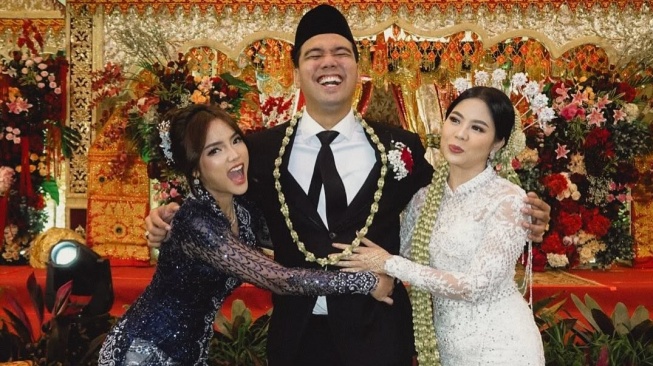 Fuji bersama Frans Faisal dan istri, Indah Tri Pertiwi. (Instagram/fuji_an)