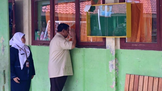 Tinjau Program MBG, Presiden Prabowo Intip Jendela Kelas Sekolah