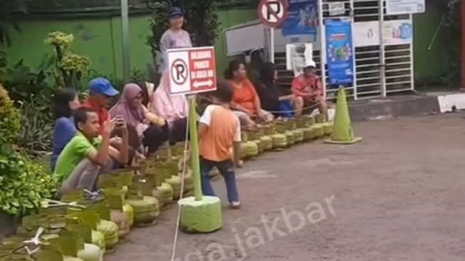 Viral! Antre Gas Melon Panjangnya Kayak Antre Minyak Tanah Zaman Dulu, Netizen +62 Nostalgia