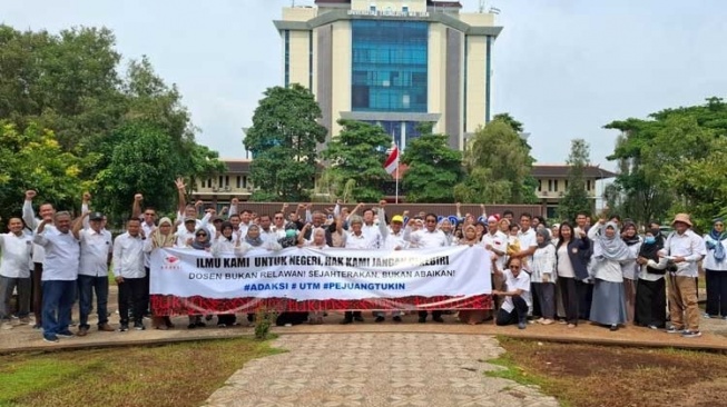 Tukin Belum Cair Sejak 2020, Ratusan Dosen UTM Bangkalan Turun Jalan