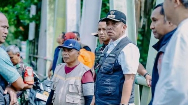 Tekankan Pentingnya Fungsi Drainase untuk Atasi Banjir, Bupati Karawang Kerahkan Alat Berat