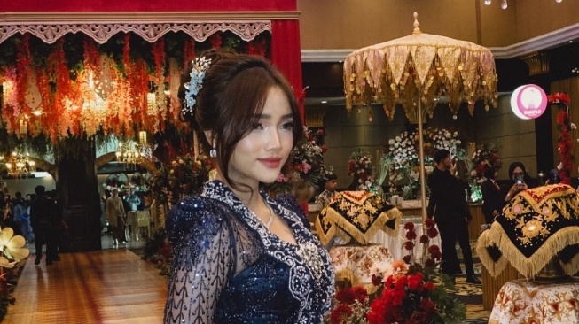 Fuji Dua Kali Dapat Buket Bunga Pengantin, Tanda Segera Menyusul?