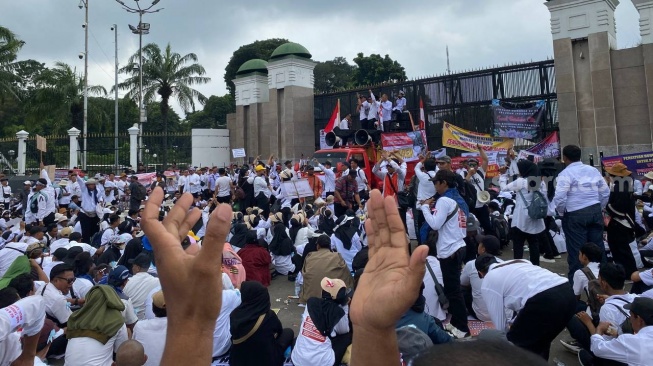 Demo Geruduk DPR, Tuntutan Ribuan Tenaga Honorer: P3K Penuh Waktu Harga Mati!