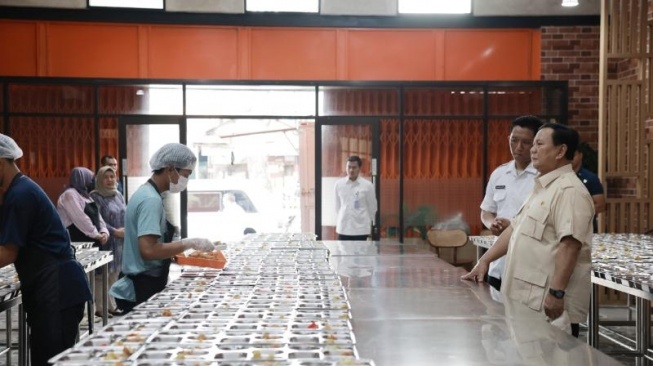 Presiden Prabowo meninjau lokasi dapur umum, tempat produksi Makan Bergizi Gratis (MBG). (Foto: Tim Media Presiden Prabowo)