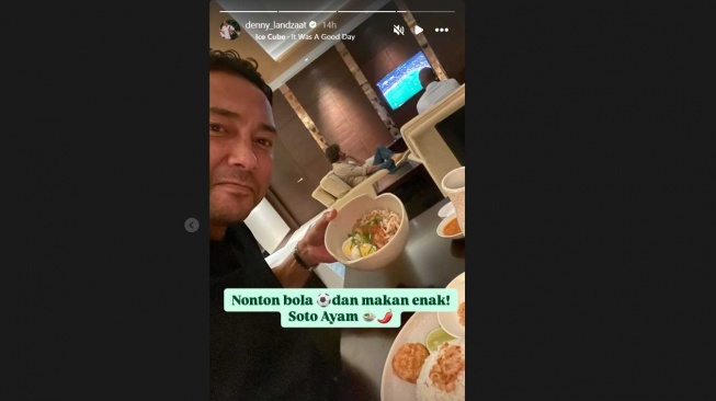 Asisten pelatih Patrick Kluivert di Timnas Indonesia, Denny Landzaat makan soto ayam sambil menganalisis pertandingan bersama sang juru taktik dan Alex Pastoor di Jakarta. [Dok. IG@denny_landzaat]