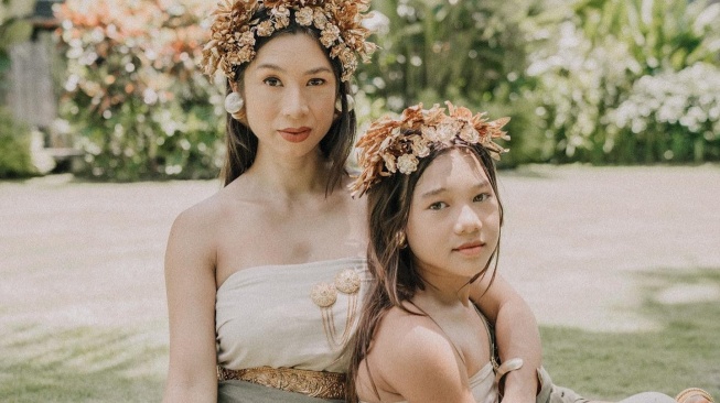 7 Potret Jennifer Bachdim dan Kiyomi Pilates Bareng, Ibu Anak Bestie Banget