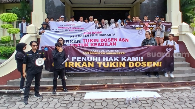 Tukin Dosen ASN Tak Cair, Ratusan Dosen ISI Solo Gelar Unjuk Rasa