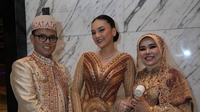 Violenzia Jeanette bersama Haji Faisal dan Dewi Zuhriati di pernikahan Frans Faisal. [Instagram/@violenziajean]